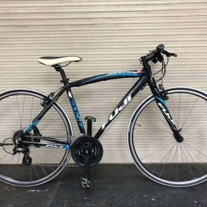 Hình ảnh chi tiết một chiếc xe đạp touring Nhật Fuji với ghi đông cong nhẹ, phù hợp cho đường dài