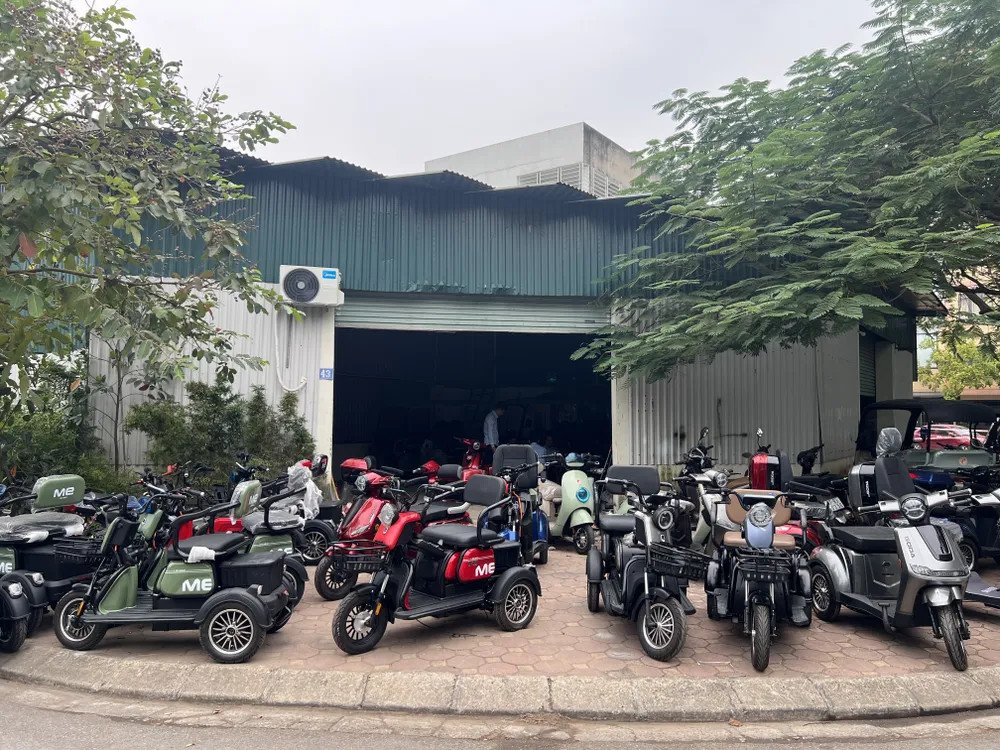 Hình ảnh chi tiết một chiếc xe điện bốn bánh được thiết kế để chở người hoặc hàng hóa