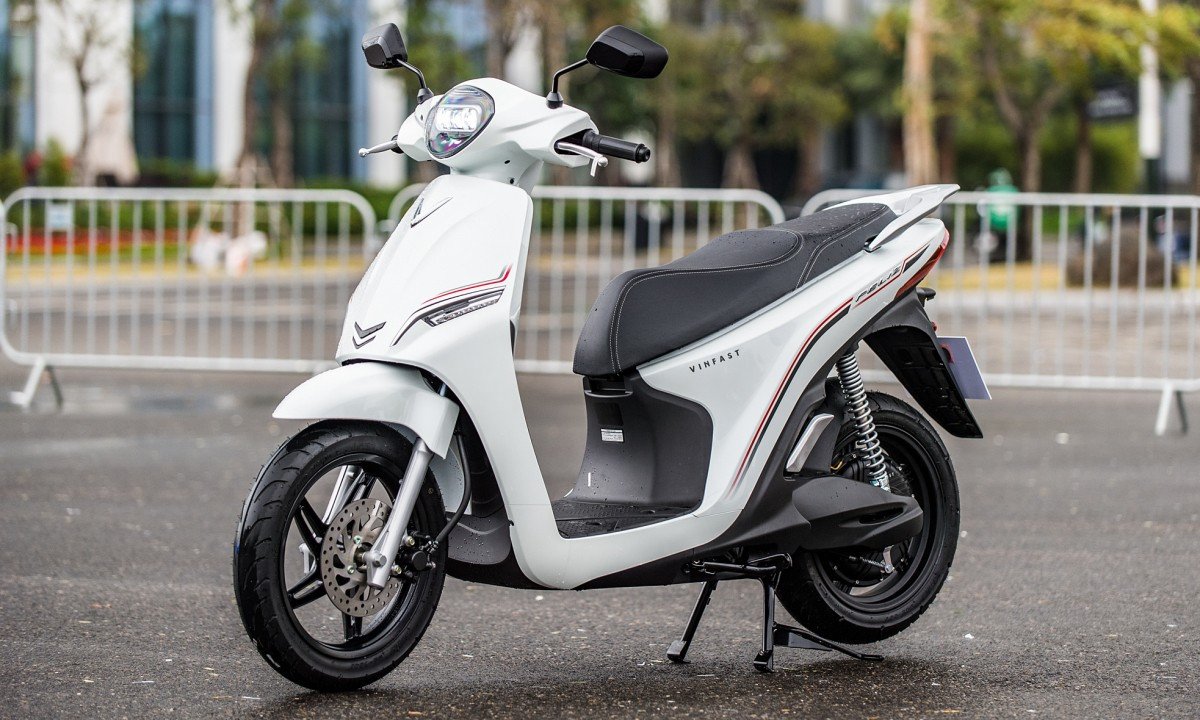 Hình ảnh chi tiết một chiếc xe máy điện VinFast Klara S đang sạc pin