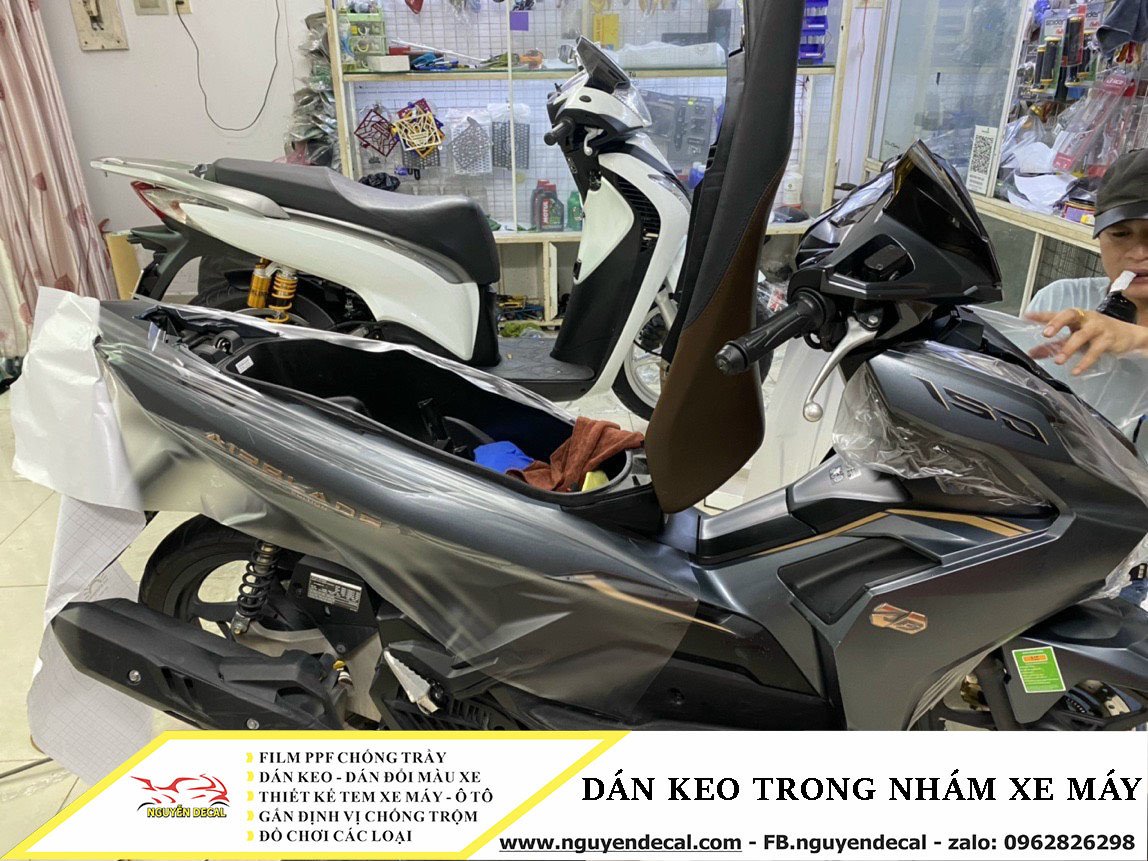 Hình ảnh chi tiết một chiếc xe máy được dán keo nhám bảo vệ sơn