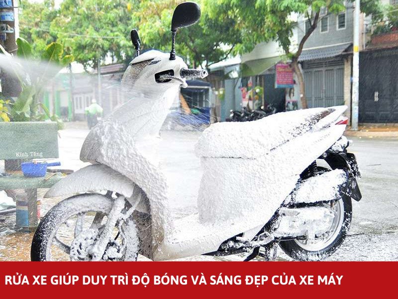 Hình ảnh chi tiết một chiếc xe máy với lớp sơn bóng mượt sau khi được chăm sóc