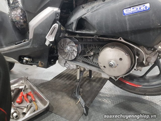 Hình ảnh chi tiết một cụm ba càng mới được lắp đặt trên động cơ xe máy