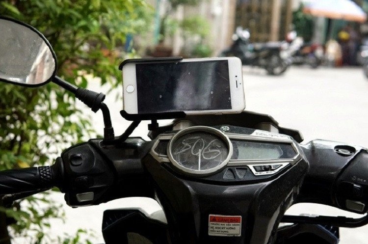 Hình ảnh chi tiết một loại giá đỡ điện thoại cố định chắc chắn trên tay lái xe máy