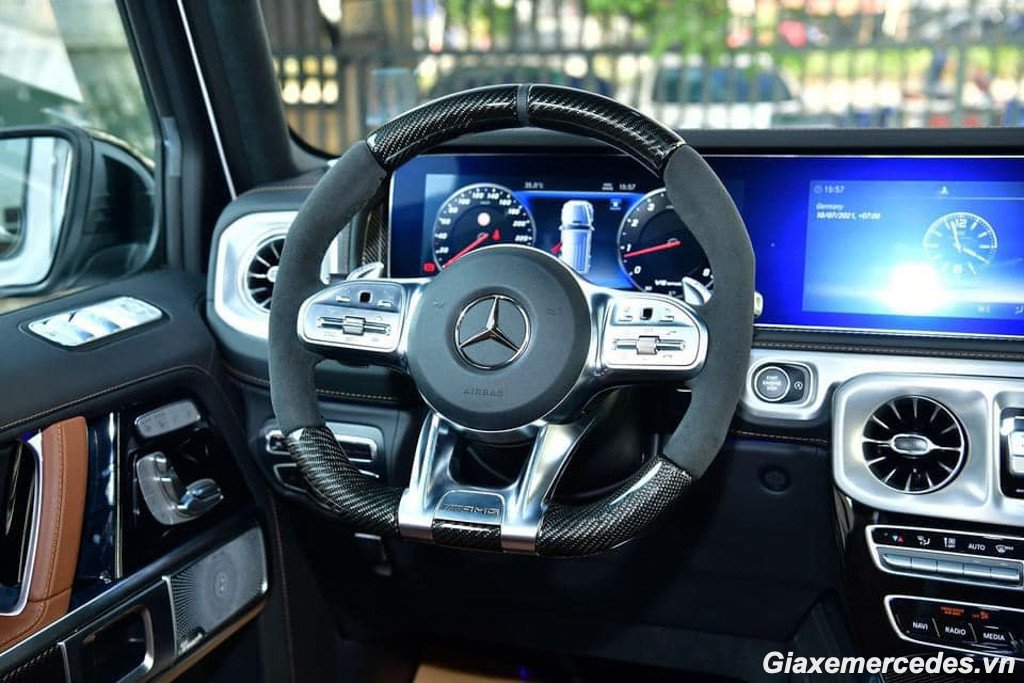Hình ảnh chi tiết nội thất xe G63 AMG với vô lăng đa chức năng
