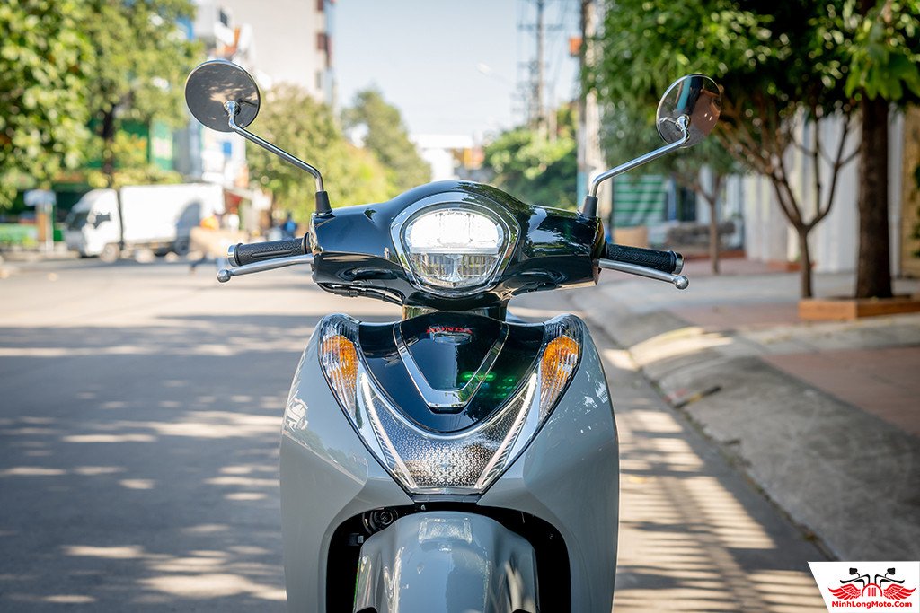 Hình ảnh chi tiết phần đầu đèn LED và logo SH trên xe SH Mode