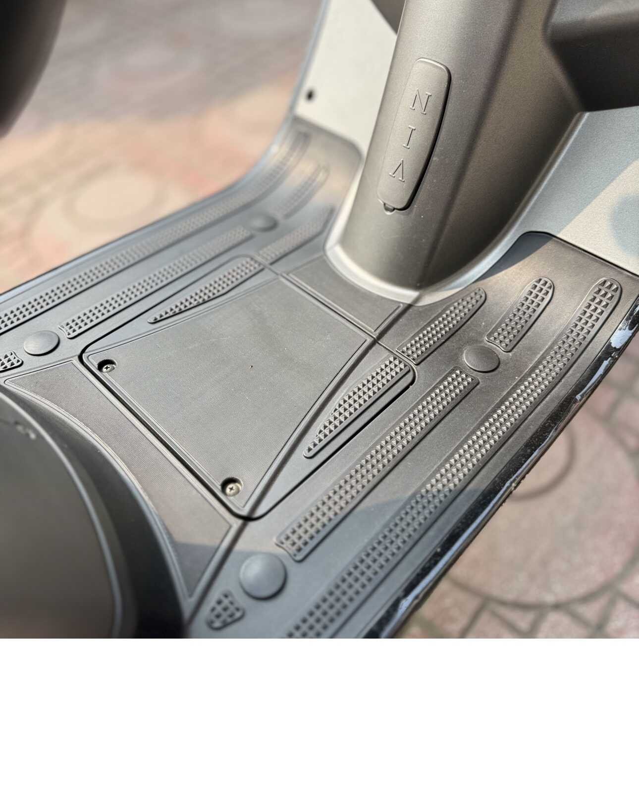 Hình ảnh chi tiết sàn để chân rộng rãi trên xe điện Victoria V38