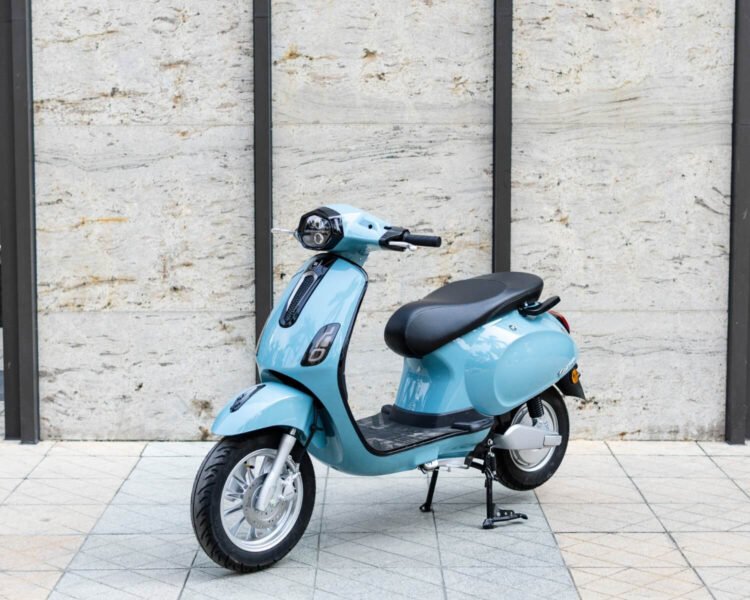 Hình ảnh chi tiết thân xe máy điện Canely S