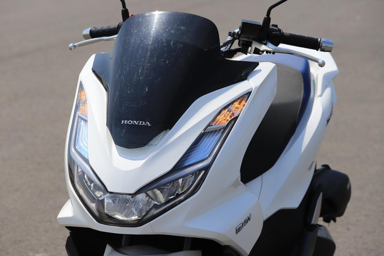 Hình ảnh chi tiết trang bị hiện đại và đèn LED trên Honda PCX e:HEV