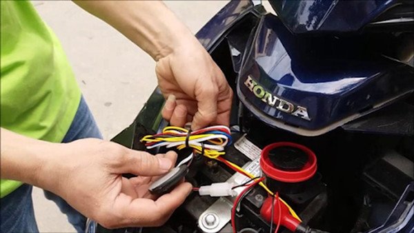 Hình ảnh chi tiết về cấu tạo bên trong của một thiết bị định vị gắn thêm cho xe máy