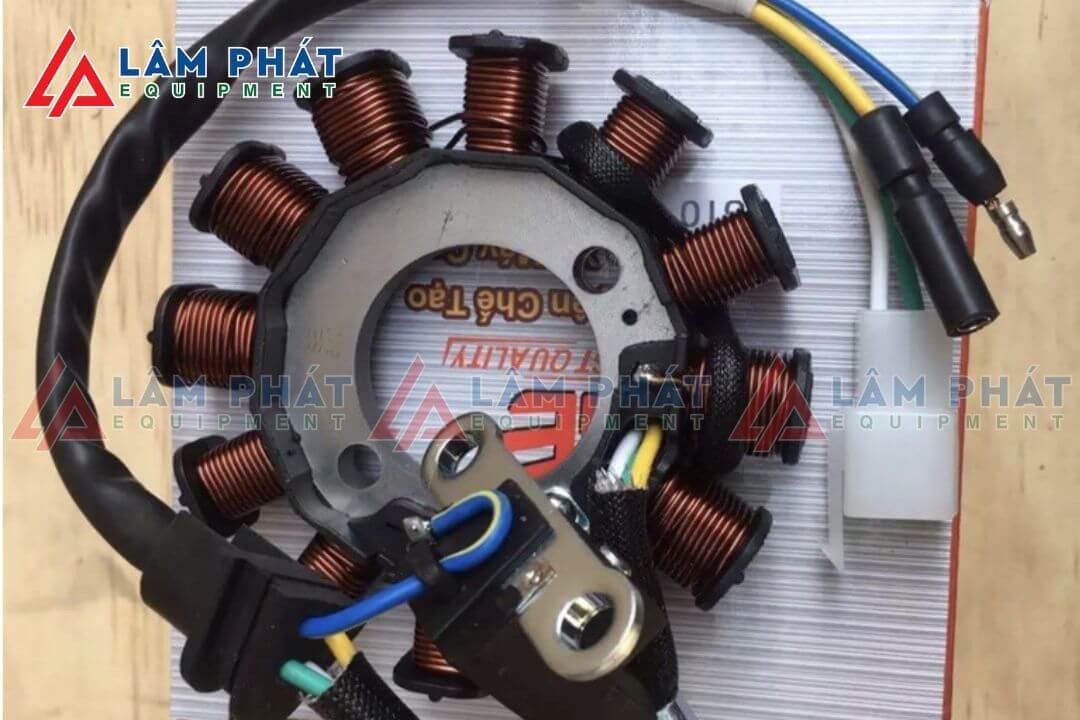 Hình ảnh chi tiết về cục kích lửa xe máy được lắp đặt trên động cơ