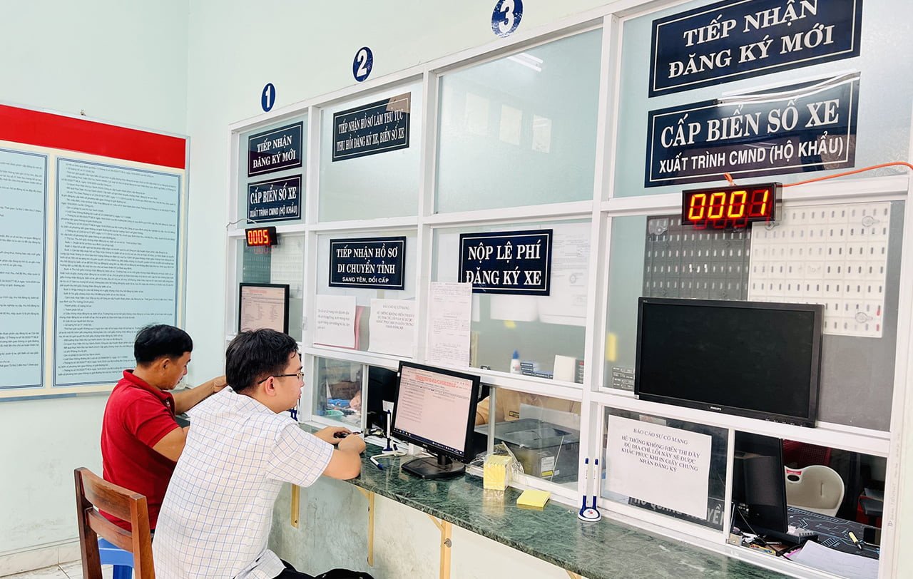 Hình ảnh chi tiết về một biển số xe ô tô được cấp theo quy định mới