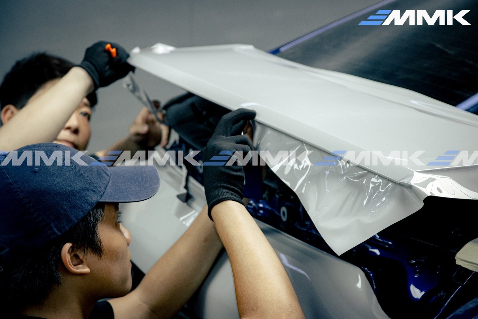 Hình ảnh chi tiết xe ô tô đang trong quá trình dán decal