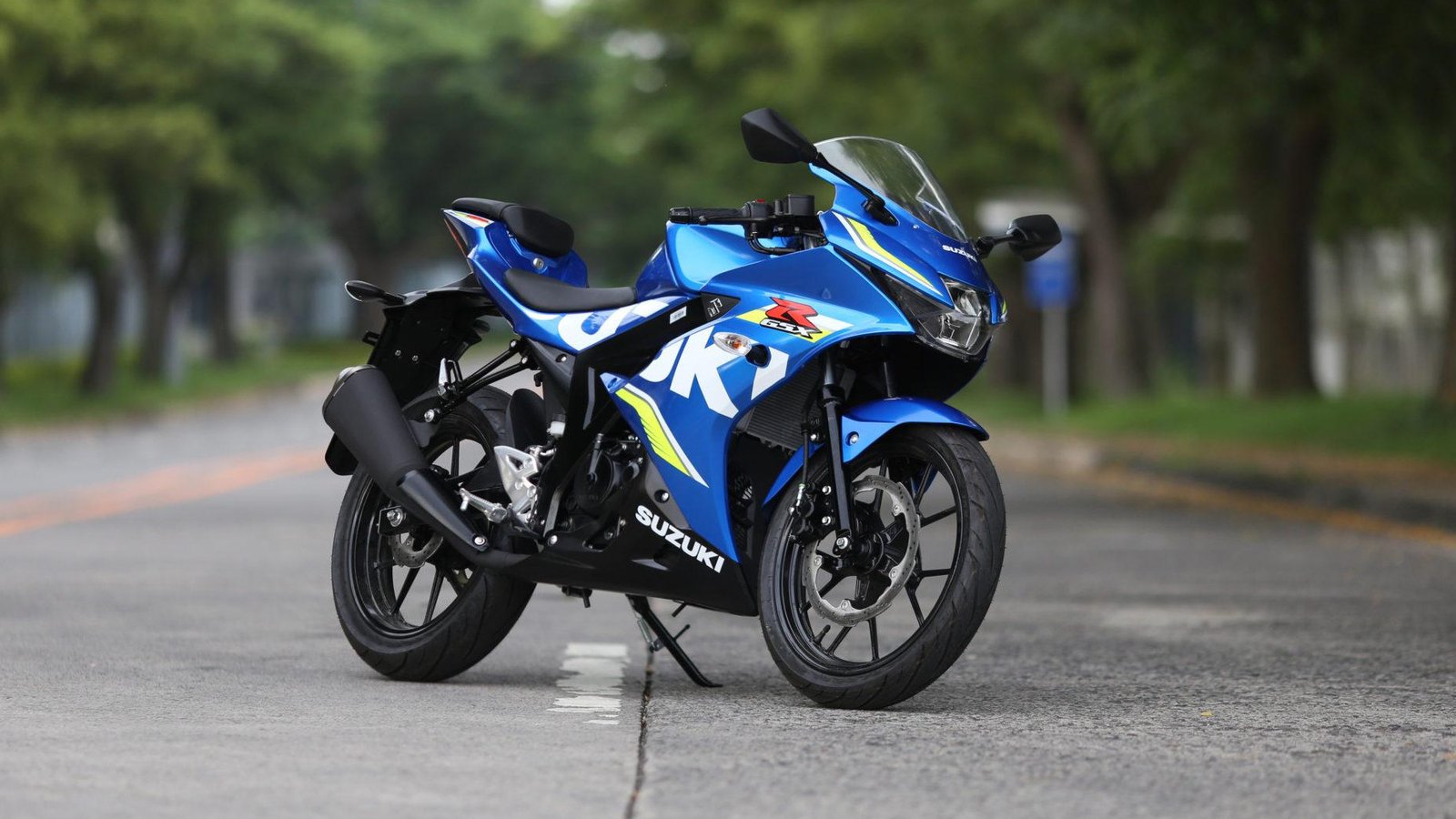 Hình ảnh chi tiết xe Suzuki GSX-R150 đang vận hành trên đường phố