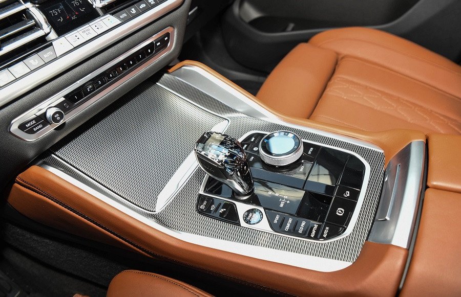 Hình ảnh chiếc BMW X6 đang vận hành trên đường