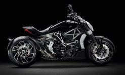 Hình ảnh chiếc Ducati SuperSport màu đỏ nổi bật trên đường phố