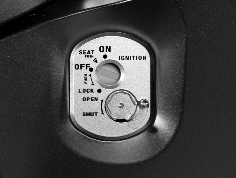 Hình ảnh chiếc Future 2024 màu trắng đang di chuyển, làm nổi bật cụm đèn hậu LED