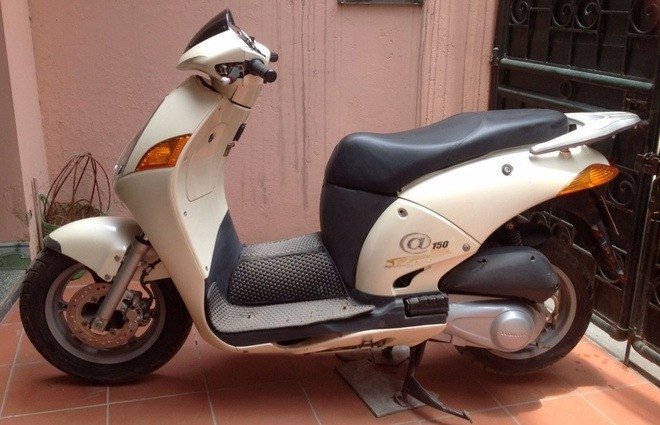 Hình ảnh chiếc Honda @ 150 màu bạc, biểu tượng của xe ga thời kỳ đầu