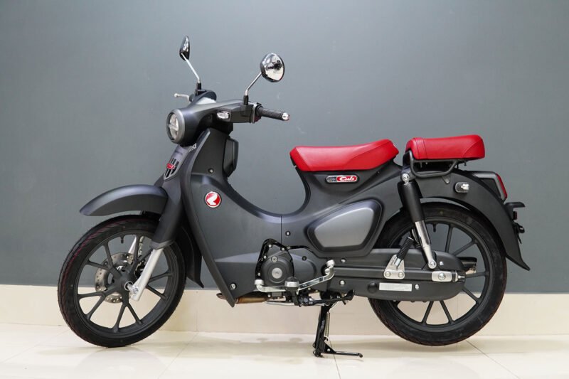 Hình ảnh chiếc Honda Super Cub C125 với thiết kế hoài cổ sang trọng