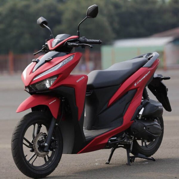Hình ảnh chiếc Honda Vario 150 màu đỏ đang đỗ trên phố