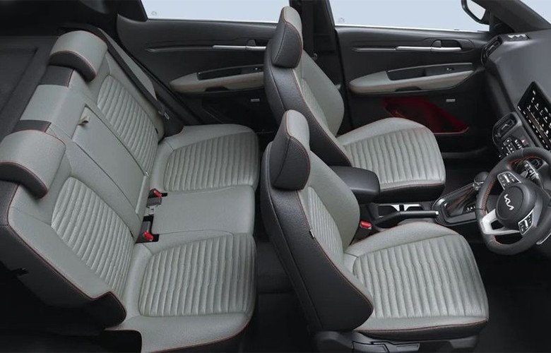 Hình ảnh chiếc Kia Sonet đang di chuyển trên đường phố đô thị