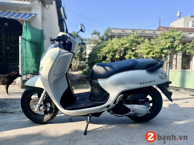 Hình ảnh chiếc Scoopy 2025 màu Trắng nhám với thiết kế hiện đại