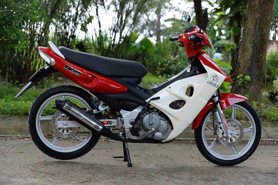 Hình ảnh chiếc Suzuki FX 125 màu xanh nổi bật với dáng vẻ thể thao