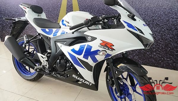 Hình ảnh chiếc Suzuki GSX R150 màu xanh GP đang chạy trên đường, thể hiện sự linh hoạt