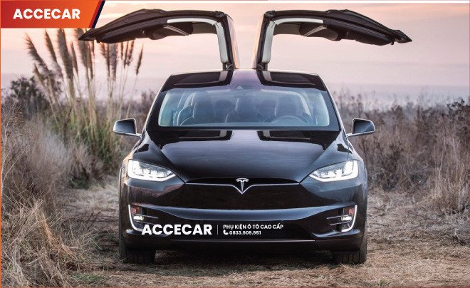 Hình ảnh chiếc Tesla Model X với cửa cánh đại bàng mở lên ấn tượng