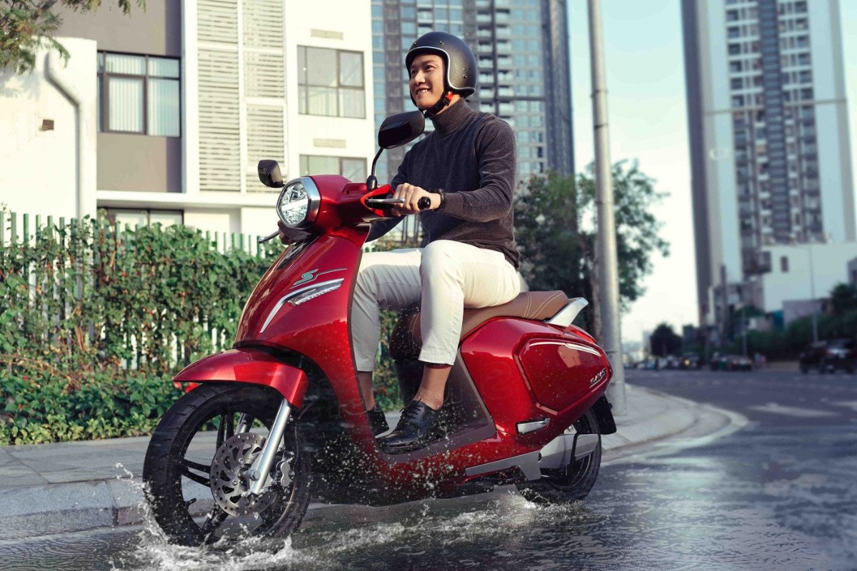 Hình ảnh chiếc VinFast Klara S vận hành trong điều kiện ẩm ướt