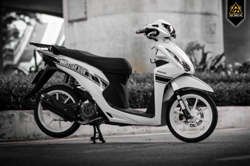 Hình ảnh chiếc Vision được dán decal với thiết kế độc đáo và màu sắc nổi bật