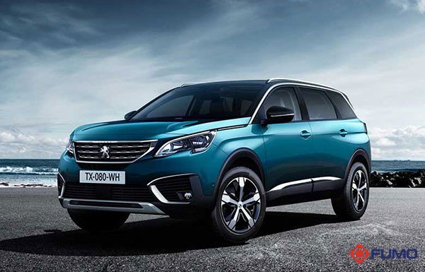Hình ảnh chiếc xe 7 chỗ Peugeot màu xanh ngọc bích tinh tế trong không gian trưng bày