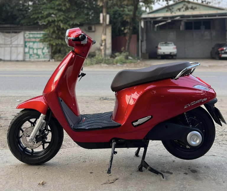 Hình ảnh chiếc xe máy điện VinFast Evo 200 Lite cũ với thiết kế nhỏ gọn, phù hợp di chuyển trong thành phố