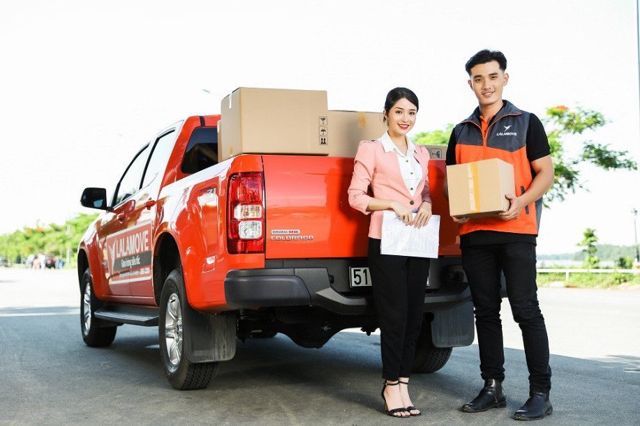 Hình ảnh chiếc xe máy được trang bị thùng hàng tiện lợi cho việc giao nhận