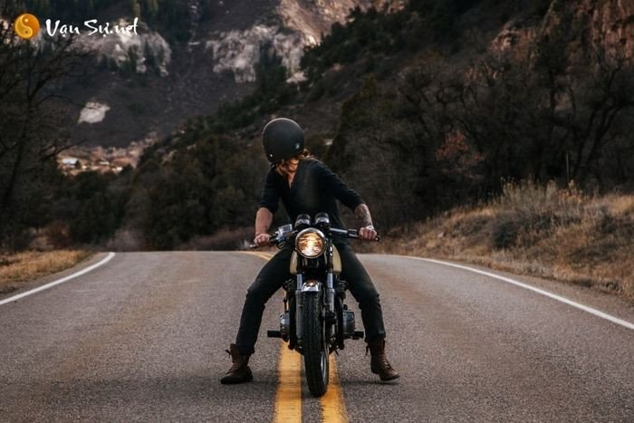 Hình ảnh chiếc xe máy leo qua một cây cầu