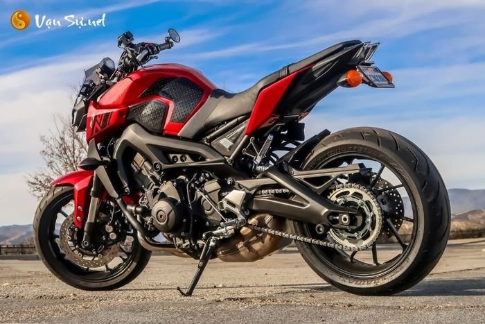 Hình ảnh chiếc xe máy màu trắng đang đỗ