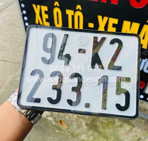 Hình ảnh chiếc xe máy với khung biển số mới được lắp đặt hoàn chỉnh