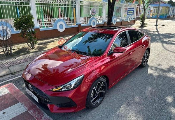 Hình ảnh chiếc xe MG5 màu trắng đang lăn bánh trên đường phố