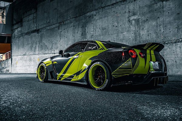 Hình ảnh chiếc xe ô tô được độ màu xanh lá độc đáo