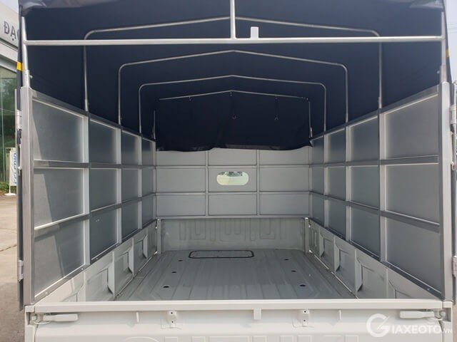 Hình ảnh chiếc xe tải nhỏ sẵn sàng cho việc vận chuyển hàng hóa