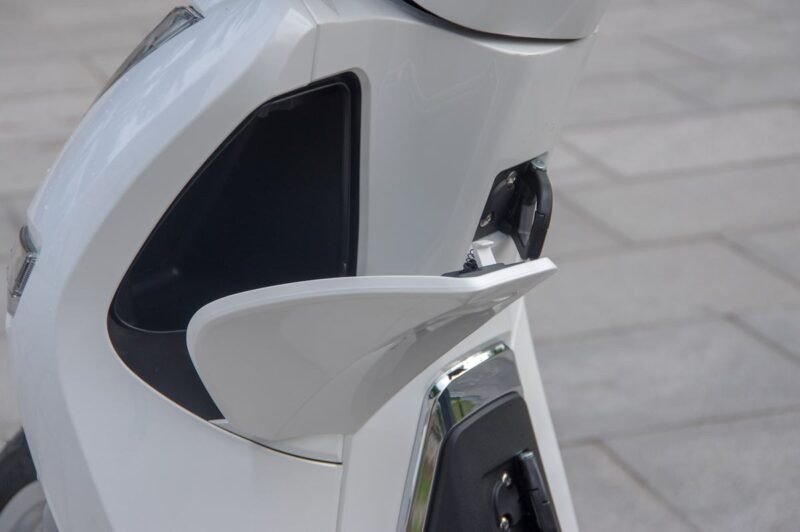 Hình ảnh cổng sạc USB dưới cốp xe Pega eSH