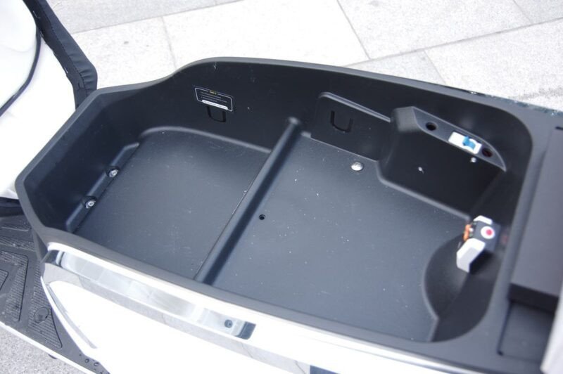 Hình ảnh cốp xe Pega eSH rộng rãi, tiện lợi