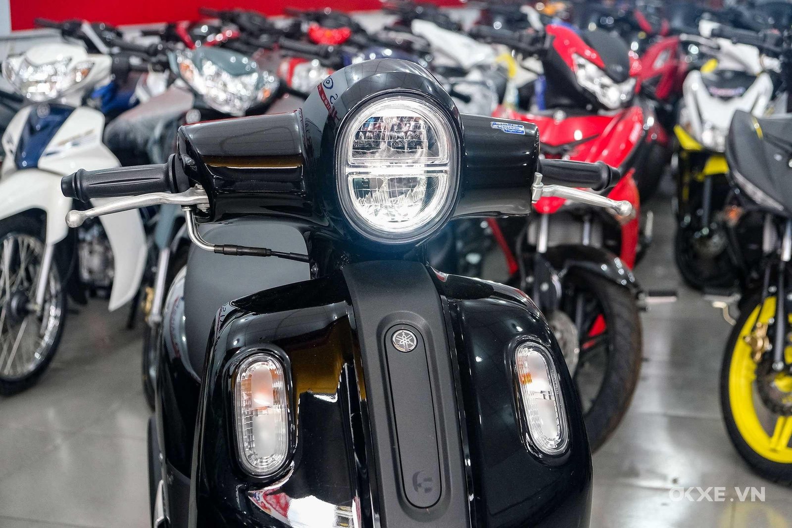 Hình ảnh cụm đèn pha LED thiết kế hai tầng đặc trưng của Yamaha Fazzio