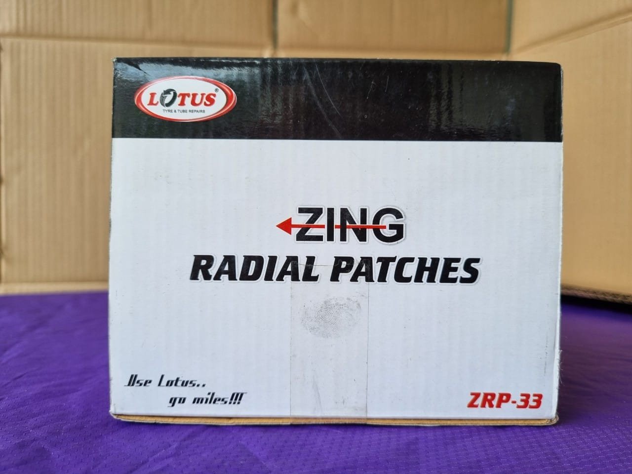 Hình ảnh đa dạng các loại miếng vá và keo vá săm của các thương hiệu khác nhau