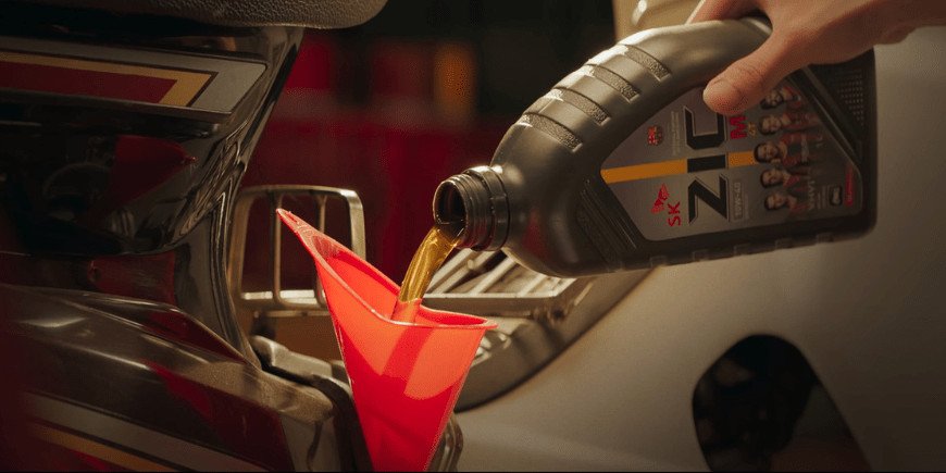 Hình ảnh dầu nhớt cũ sau khi xả ra từ xe máy