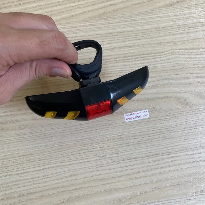 Hình ảnh đèn xi nhan xe đạp được lắp đặt chắc chắn trên xe