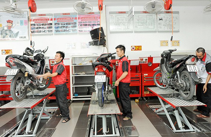 Hình ảnh đội ngũ kỹ thuật đang chuẩn bị dụng cụ sửa chữa lưu động