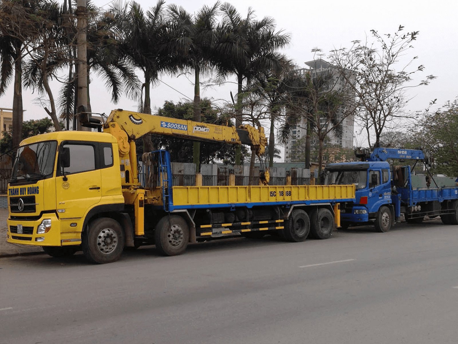 Hình ảnh đội ngũ kỹ thuật viên đang vận hành xe cẩu tự hành một cách chuyên nghiệp