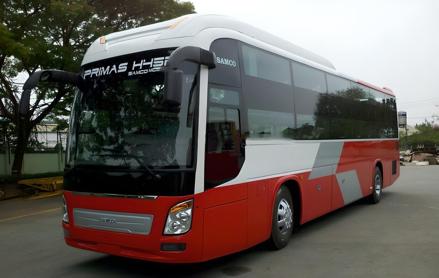 Hình ảnh đội ngũ lái xe chuyên nghiệp trong trang phục đồng bộ, sẵn sàng phục vụ khách hàng