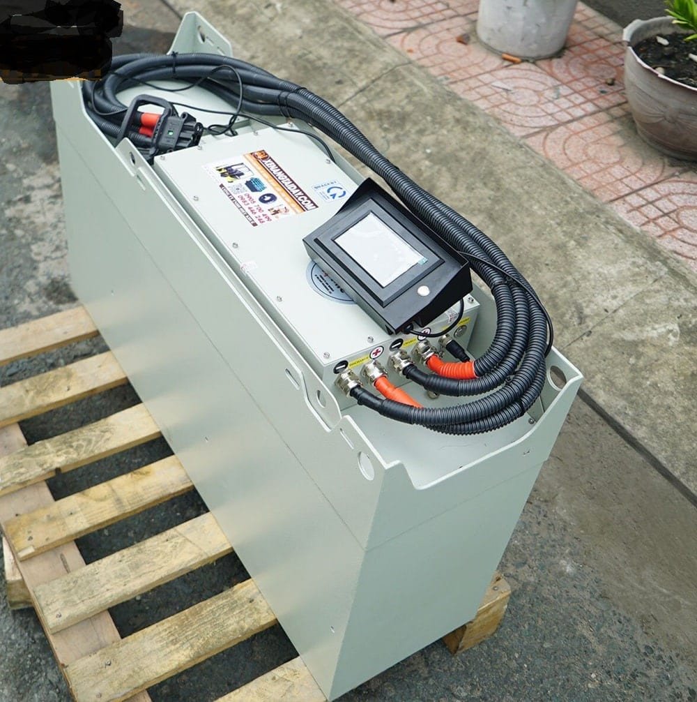 Hình ảnh đội xe nâng điện sử dụng pin lithium trong kho bãi hiện đại