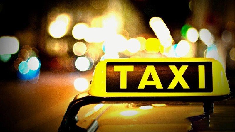 Hình ảnh đội xe taxi đồng bộ, sẵn sàng phục vụ khách hàng tại một điểm đỗ xe